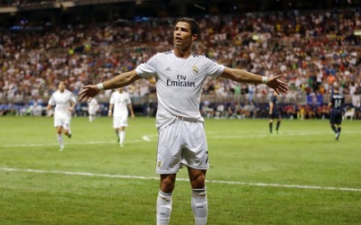 AK体育热议-奥卡福尔进球后跪地庆祝